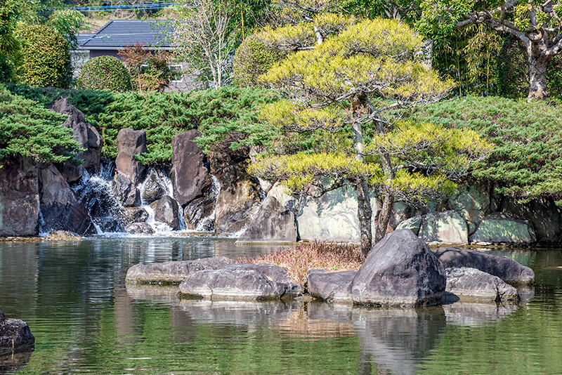 亀島と滝石組「海辺の滝」