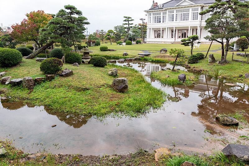 仁風閣の二階から日本庭園を見渡せる。