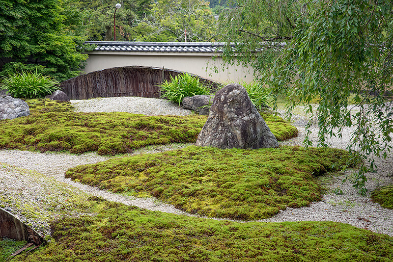 日本国を表現した石組と苔