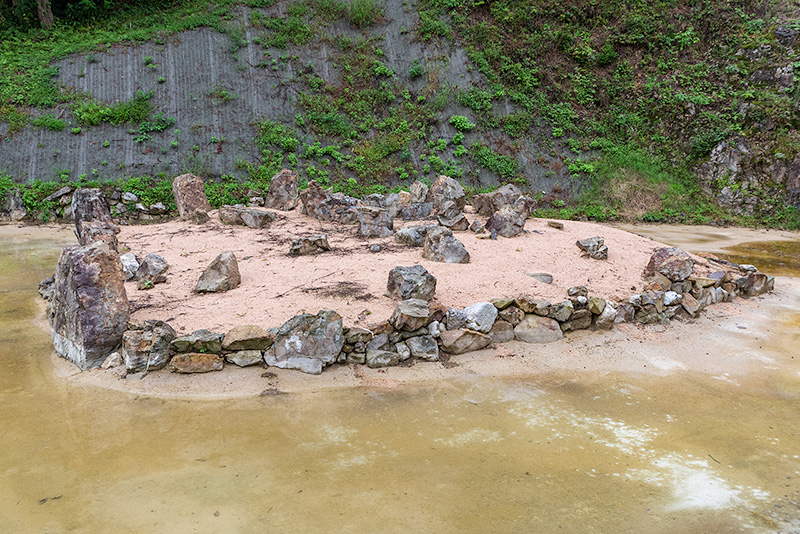 中島の護岸石は力強く、角張った石が多様されている