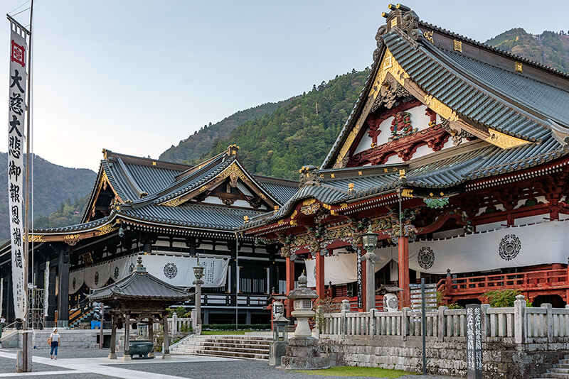 身延山・久遠寺の本堂と祖師堂