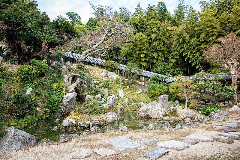 渡り廊下が特徴的な池泉観賞式庭園