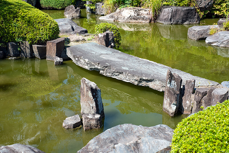 橋添石と池中立石が美しい