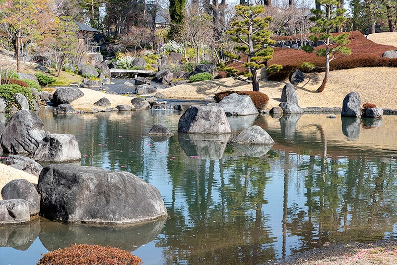 池泉には巨石の岩島