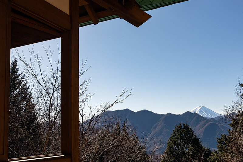 東屋から富士山を望む