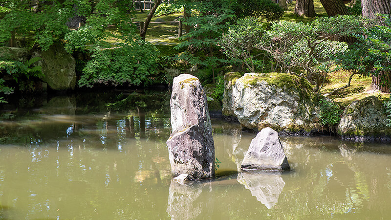 池中立石