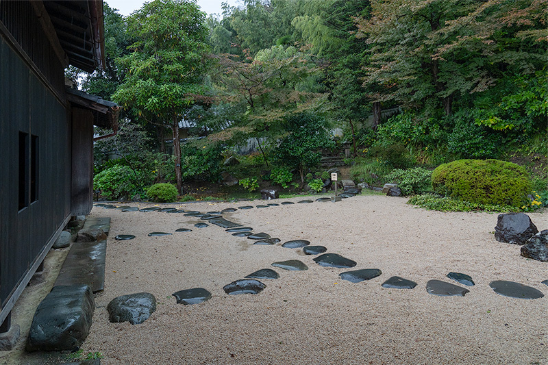 屋敷の裏庭