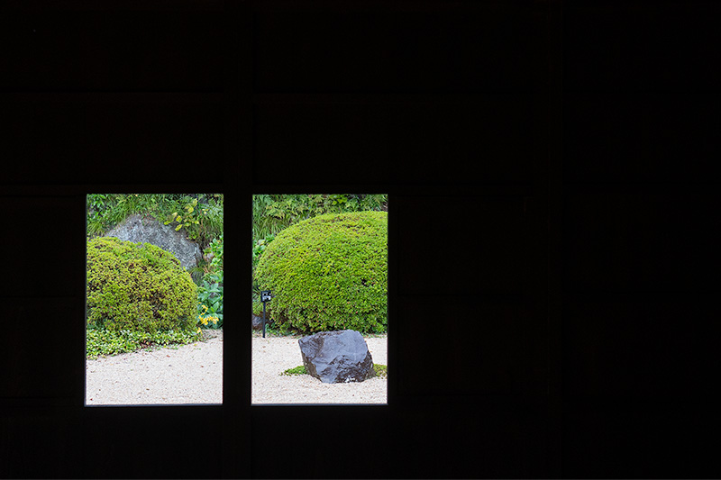 広縁越しの額縁庭園