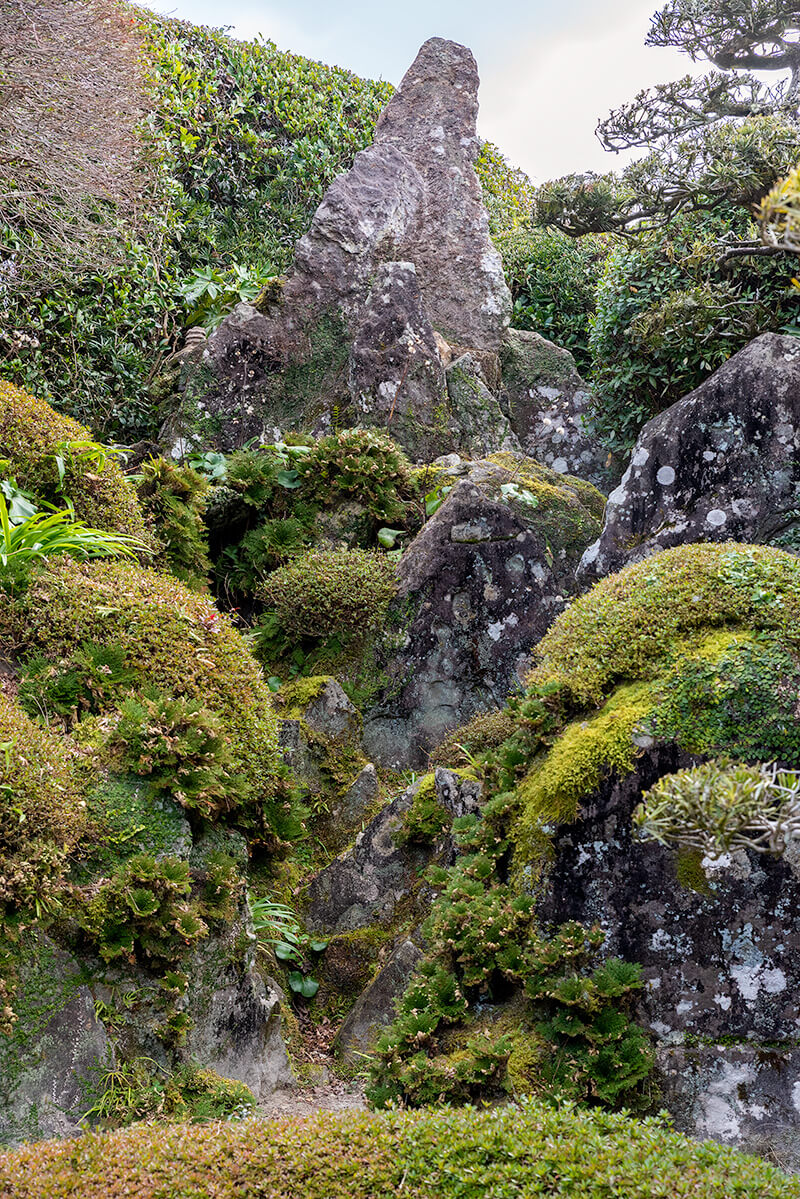 蓬莱山と枯滝石組
