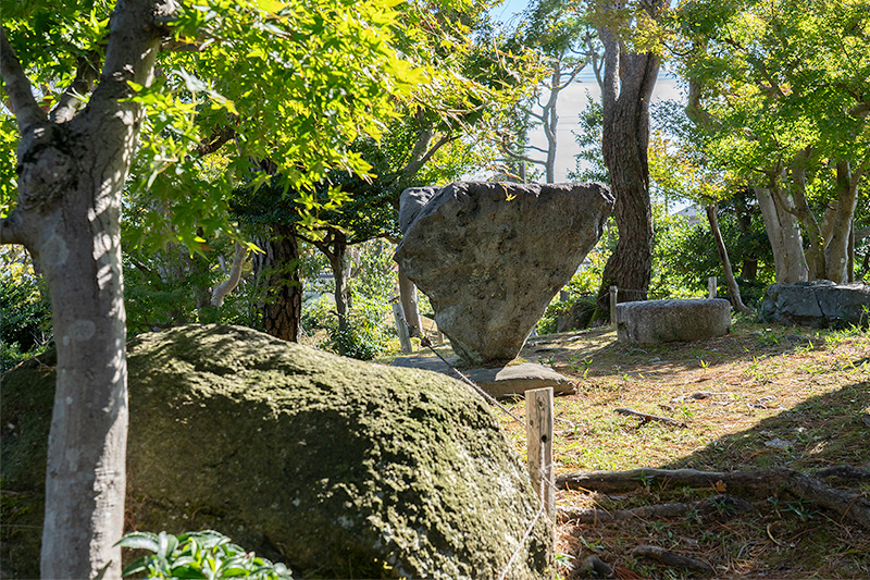 逆三角形の巨石
