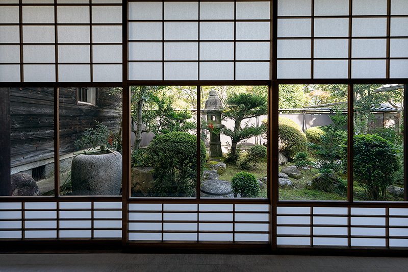 雪見障子による額縁庭園