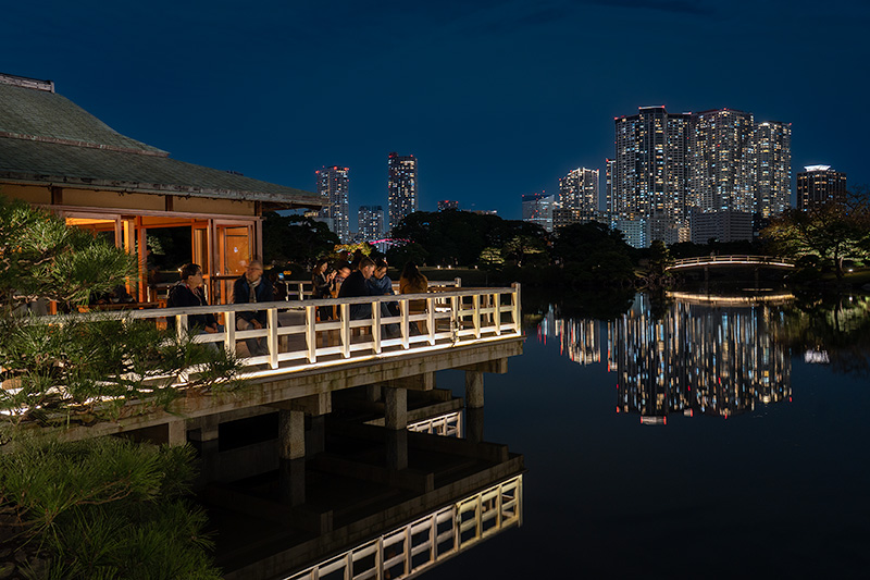 中島の御茶屋とライトアップされた「中の橋」
