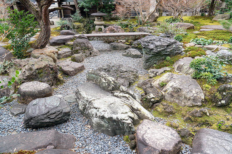 枯池には那智黒石