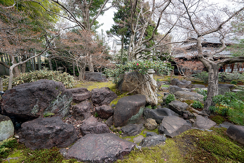 築山と枯滝石組