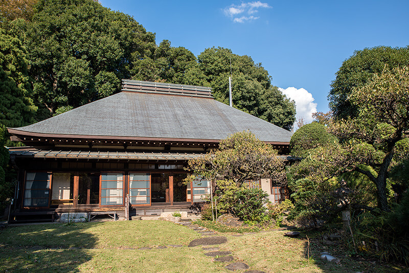 横浜市の歴史的建造物の認定を受けた庄屋造りの建物