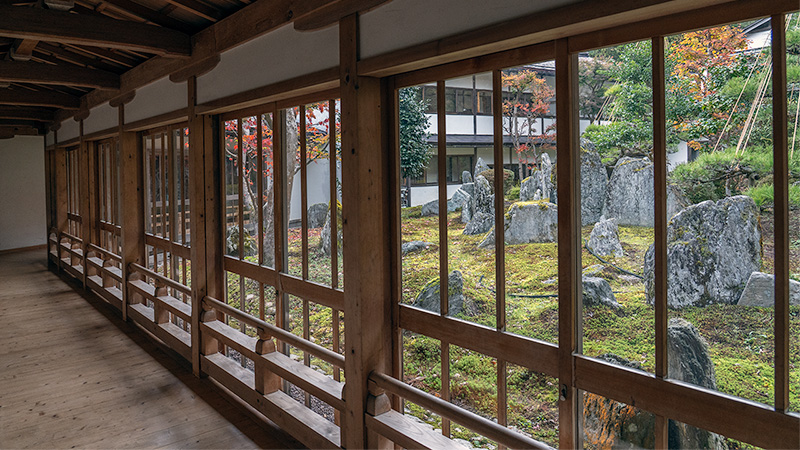 回廊からの額縁庭園