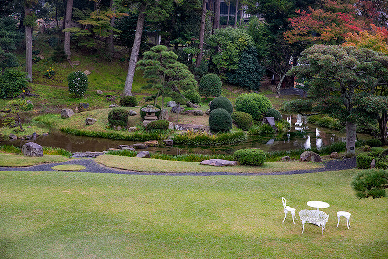 中島を設けた池泉回遊式庭園