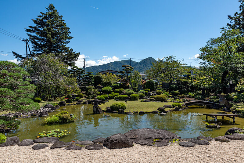 三吉山を借景とした池泉回遊式庭園