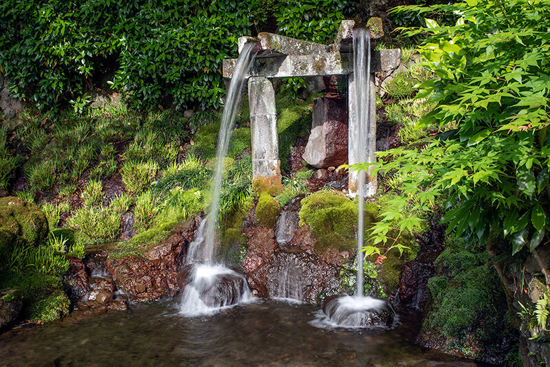 地蔵寺庭園の最大の見所である滝