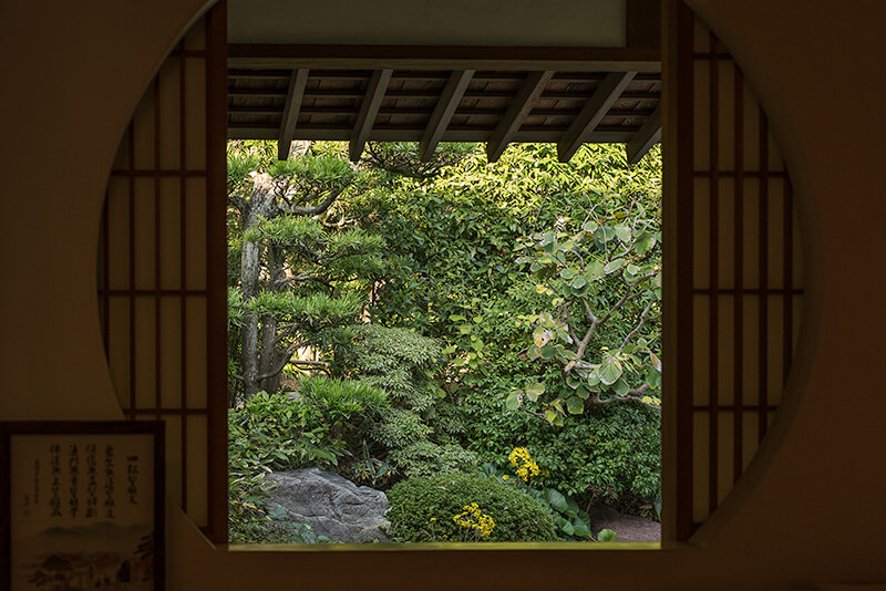 茶席「喜泉庵」の丸窓