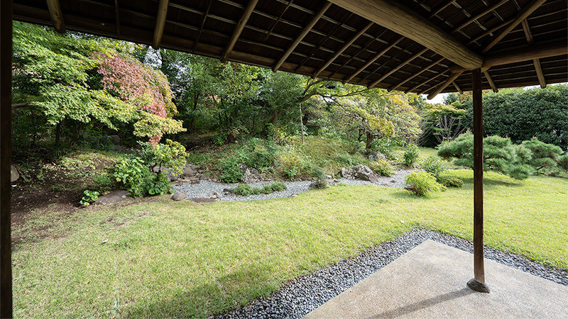 座敷から枯流れを眺める