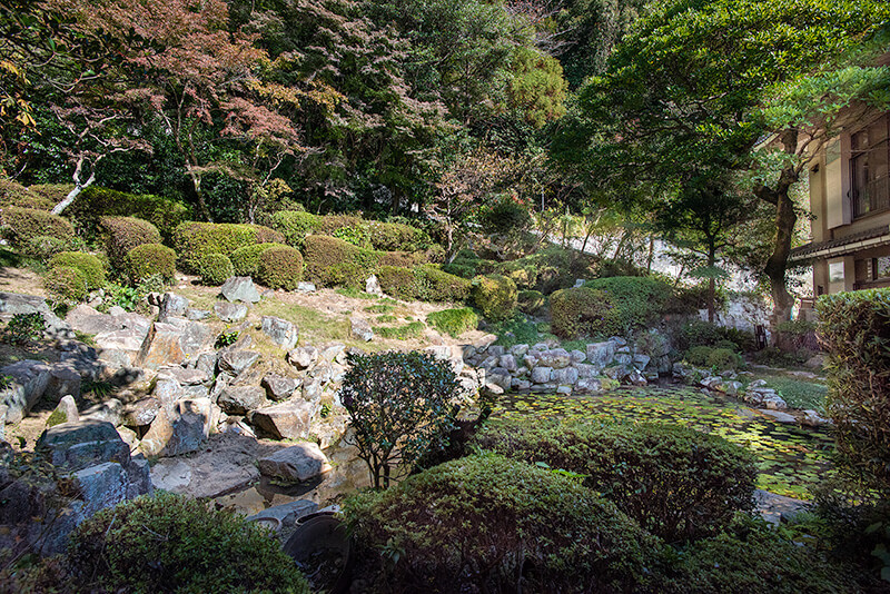 破壊を免れた海蔵寺の古庭園は貴重