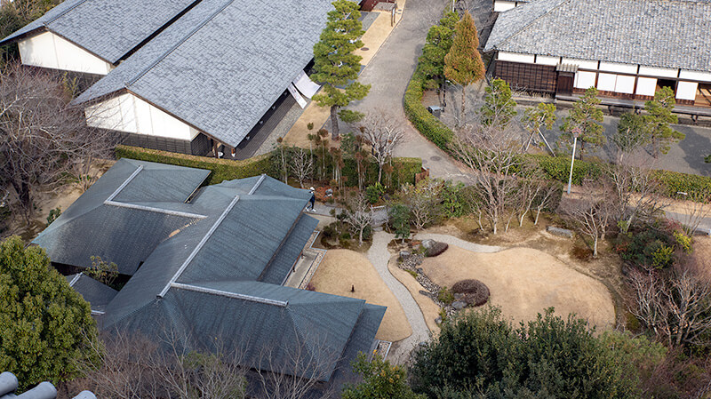 「二の丸茶室」と「掛川城御殿」を見下ろす