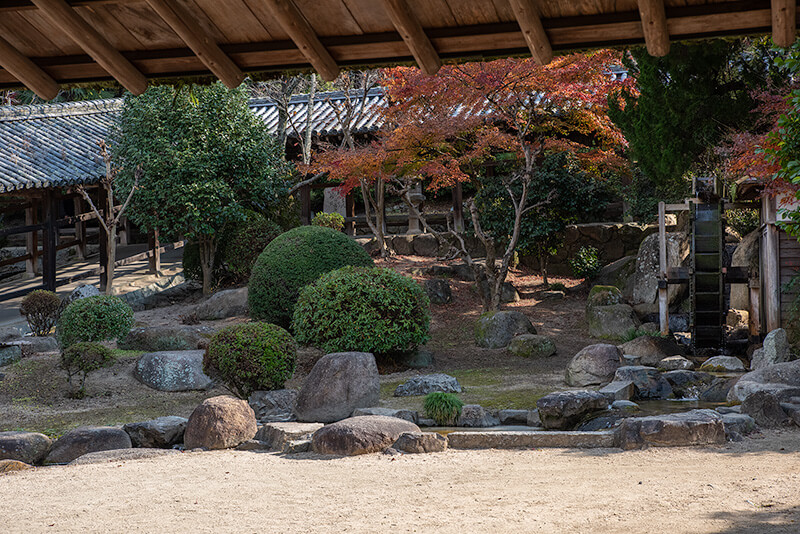 水車のある日本庭園