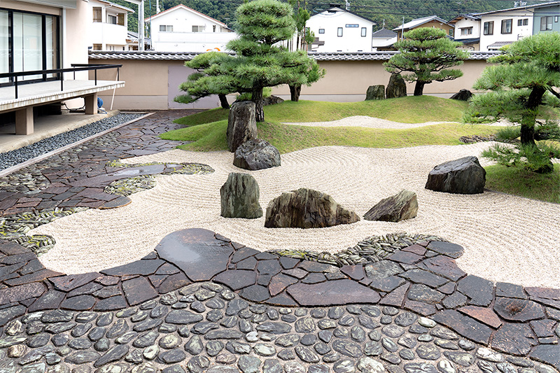 海のない長野県であるため、白砂で大海をイメージ