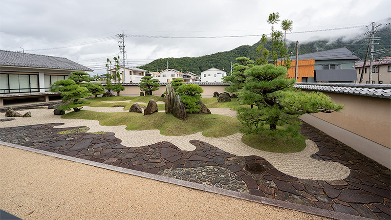 築山は中島、白砂が海、州浜が波と