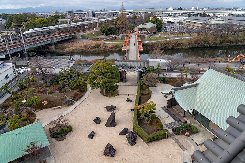 天守閣から石庭を見下ろす
