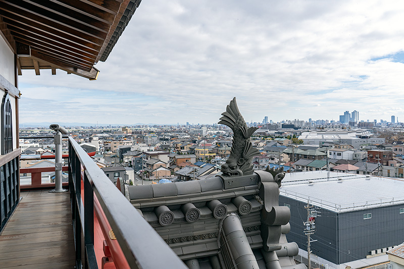 シャチホコ越しに名古屋駅方面を望む
