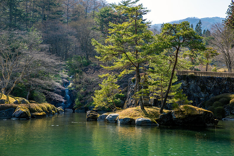 立派な松が植樹された亀島、その奥には滝