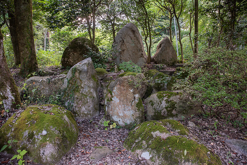 龍渕池の三尊石