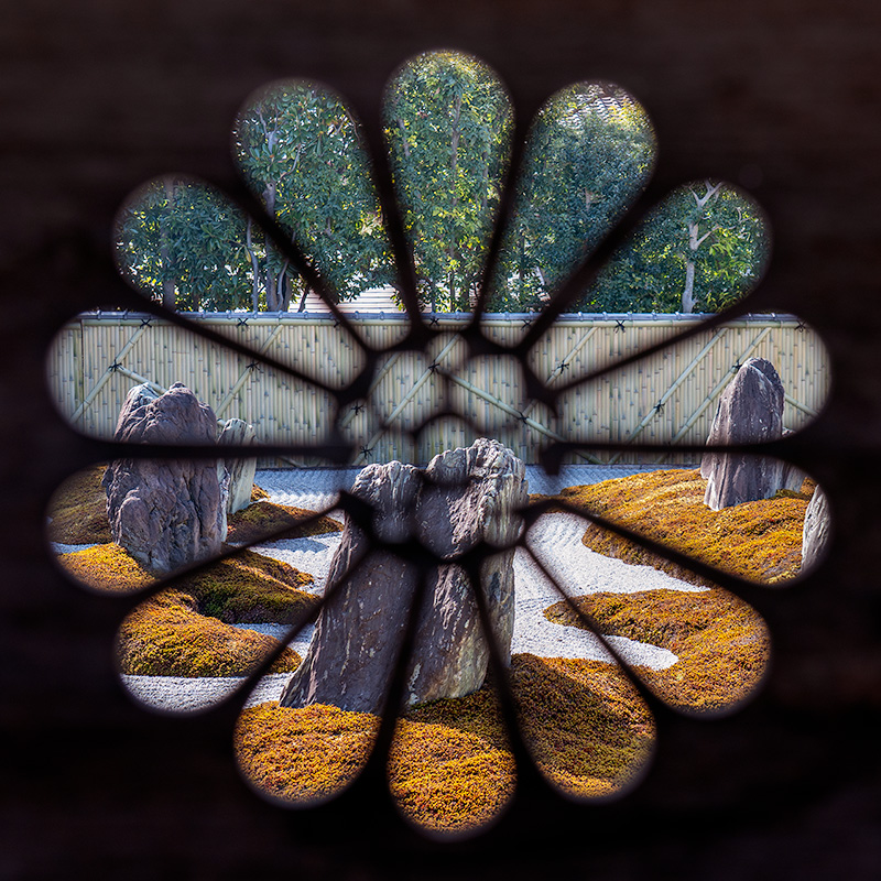 寺紋越しに「心和の庭」を撮影