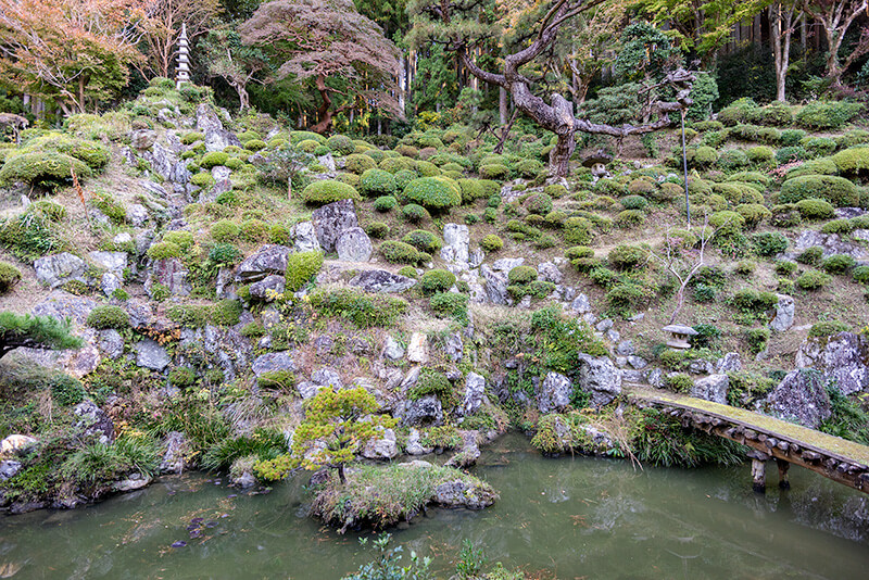 小堀遠州流の鶴亀蓬莱式の回遊林泉庭園