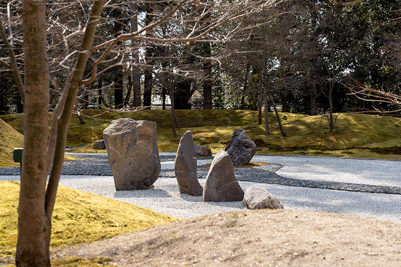 表参道と神に見立てられた立石