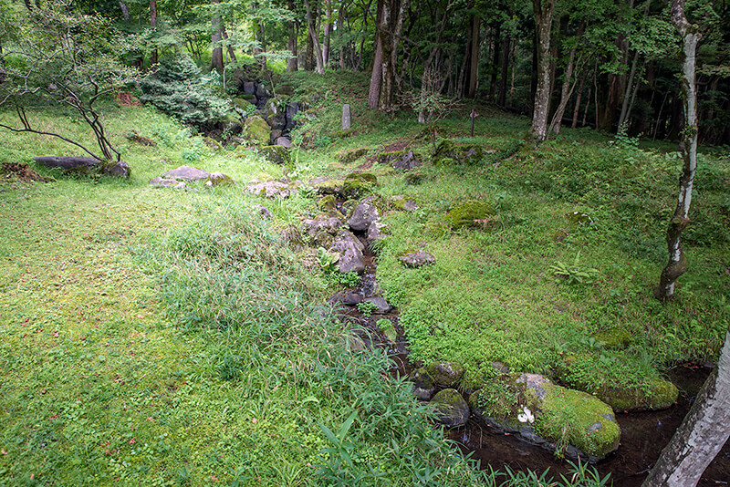 池泉北部には滝石組が作られている