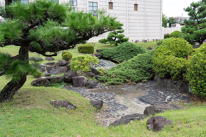 二段構造の池泉庭園