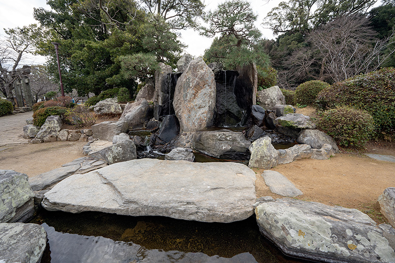 玖島城の城池にある滝石組