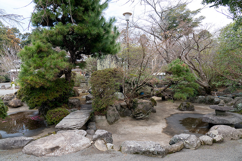 大村神社の向かいにある池泉庭園