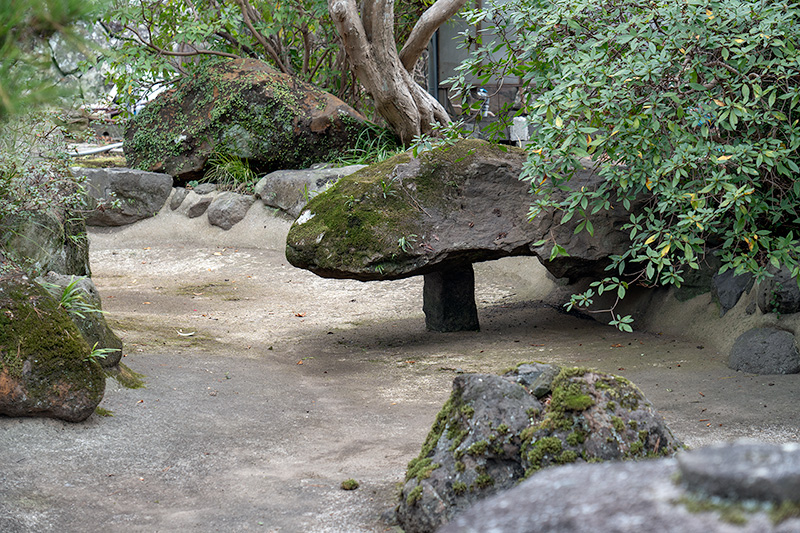 大村神社の向かいにある池泉庭園