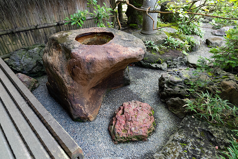 佐渡の赤石を使った手水鉢
