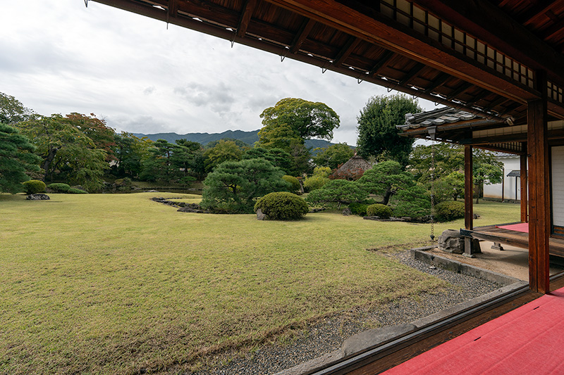 奥象山を借景とした池泉回遊式庭園