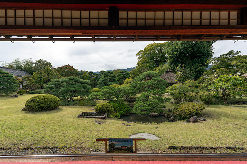 御居間から額縁庭園