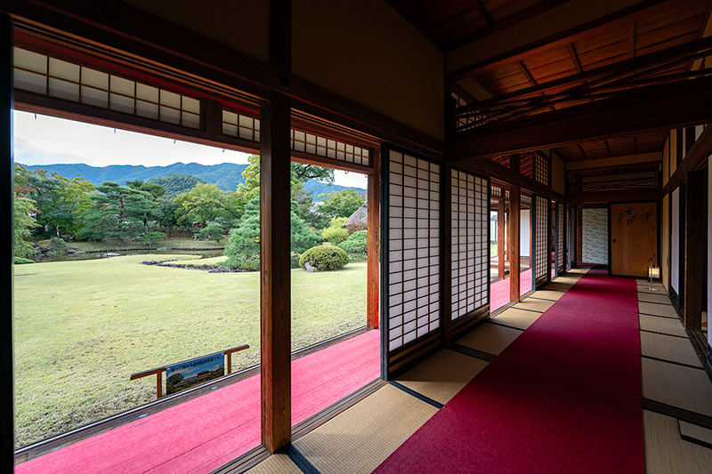 表座敷の入側越しの額縁庭園