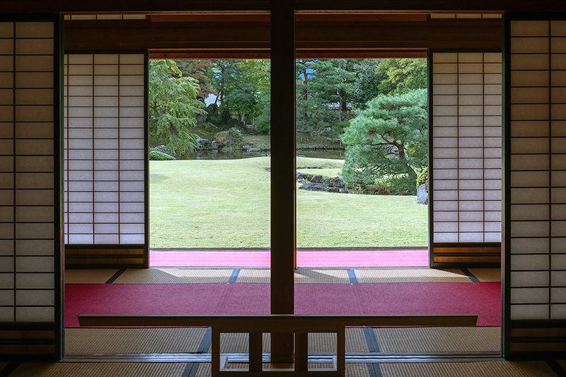 表座敷からの額縁庭園