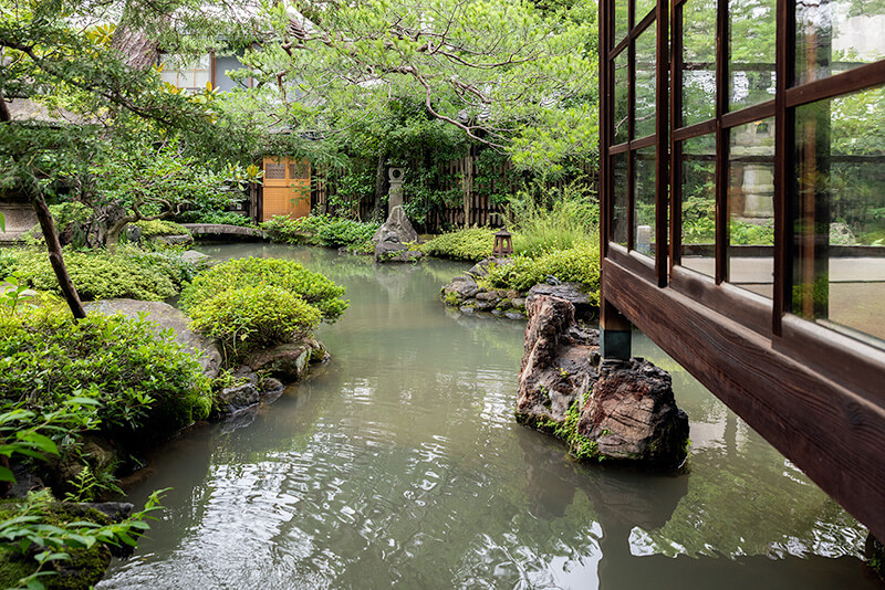 琵琶湖疎水から七宝の研磨用に水を引き、その余水が池に注いでいる。