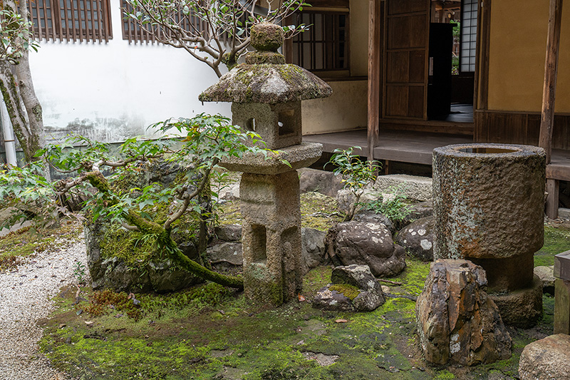 織部灯籠と手水鉢