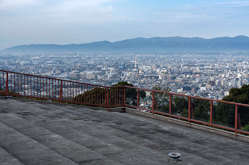 展望台から京都市内を見下ろす